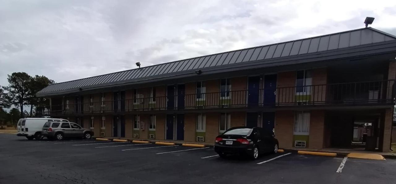 Travelodge By Wyndham Petersburg Exterior photo